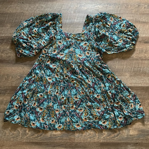 Size XL dress, smoke free, pet friendly home. - Picture 1 of 3